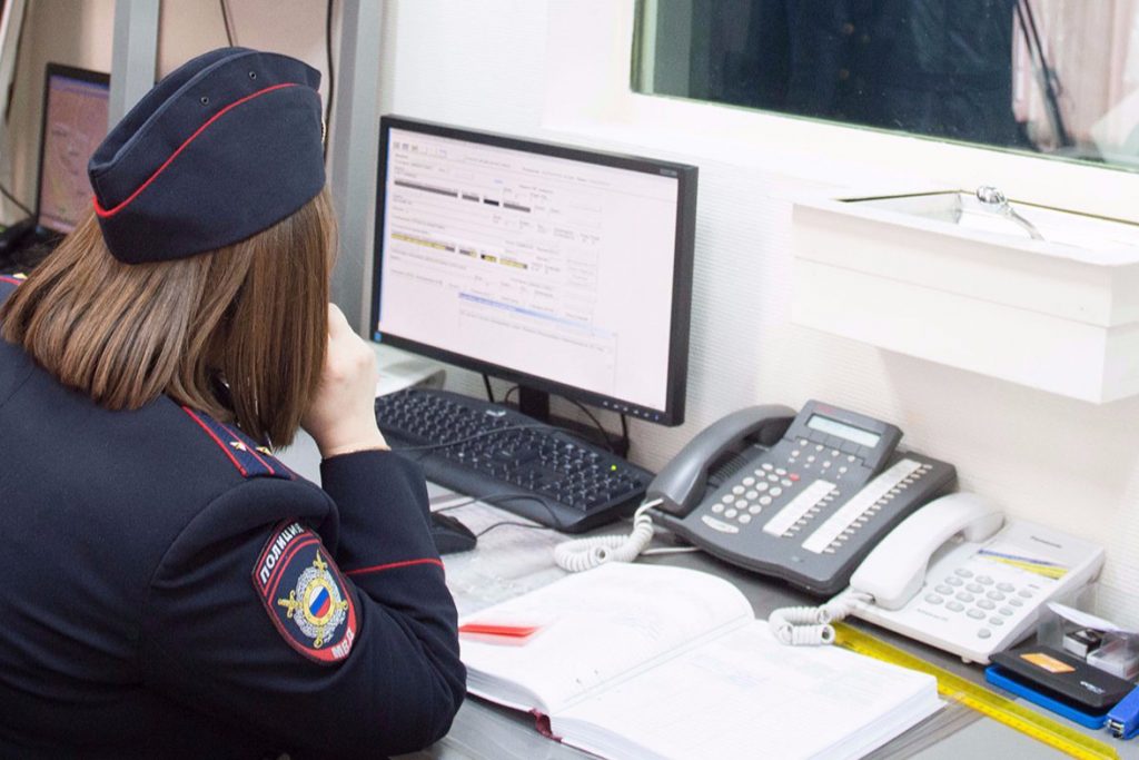 Полицейские юга столицы напоминают гражданам о возможности получения государственных услуг в электронном виде. Фото: сайт мэра Москвы